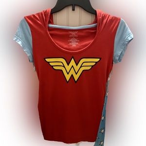 WONDER WOMAN Hooded T-shirt w/ Detachable Cape • Size S/M